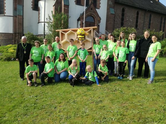  Schirmherr Weihbischof Dr. Karhlheinz Diez mit der Aktionsgruppe in Jossgrund/Mernes 
